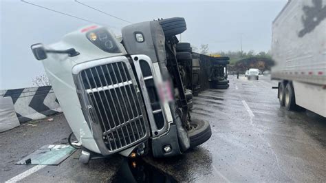 Volcadura de tráiler provoca cierre vial de autopista Puebla Córdoba