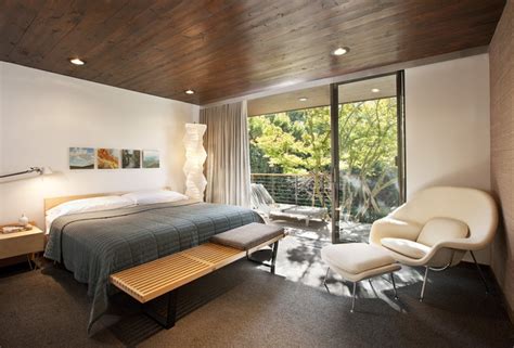 Discover the Serene Appeal of Mid-Century Modern Bedroom Design