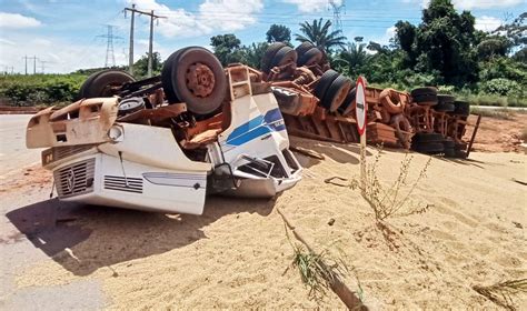 Carreta Carregada Com Soja Sai De Pista E Tomba Na Mt 140 No Nortão