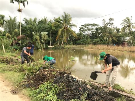 Unimalnews Mahasiswa Kkn Bersihkan Saluran Irigasi Sawah Di