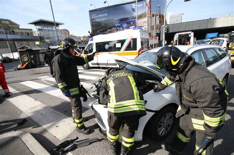 Incidente Con Ambulanza Ribaltata In Via Melchiorre Gioia Corriere It