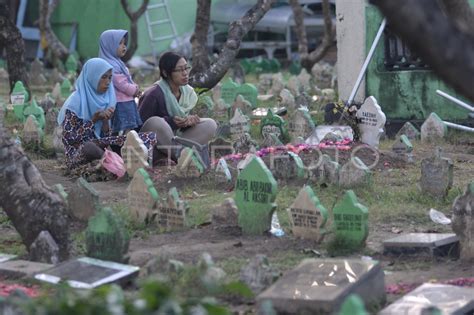 Tradisi Ziarah Kubur Antara Foto