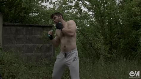 Naked Boxer Ganhou Gay Precum E Hard Erect Cock Durante O Treino Em Gay0Day