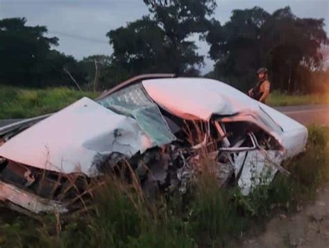 Fuerte choque entre auto y tractocamión deja un fallecido en Vega de