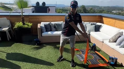 Red Bull Checo P Rez Venci A Max Verstappen En Retos Organizados Por