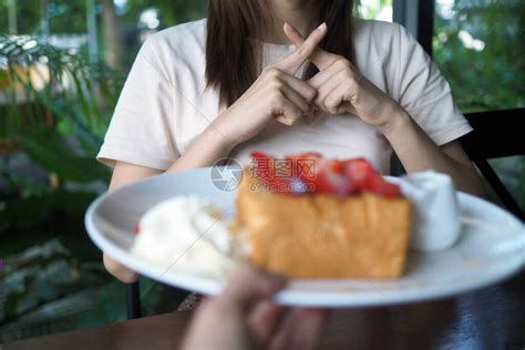 为了减肥和健康女拒绝吃甜食高清图片下载 正版图片506654728 摄图网