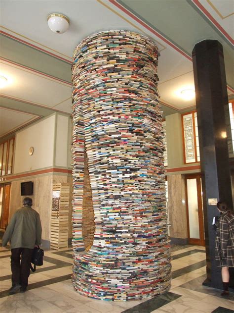 チェコのプラハにある本で出来た延々と続くトンネルにみえる本の塔Idiom Tower of Books 注文住宅家づくりの