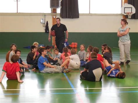 Les écoliers sinitient au basket Pougues les Eaux 58320