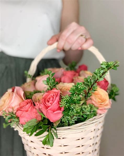 Японский букет в корзине с розами | Table decorations, Decor, Home decor