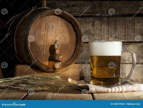 Biervat Met Biermok Op Houten Achtergrond Stock Foto Image Of Bellen