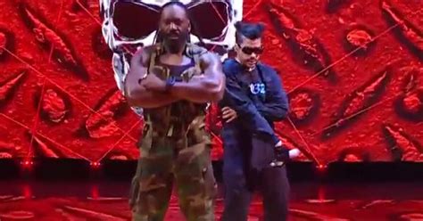 Royal Rumble Bad Bunny Se Luci En El Escenario Al Interpretar