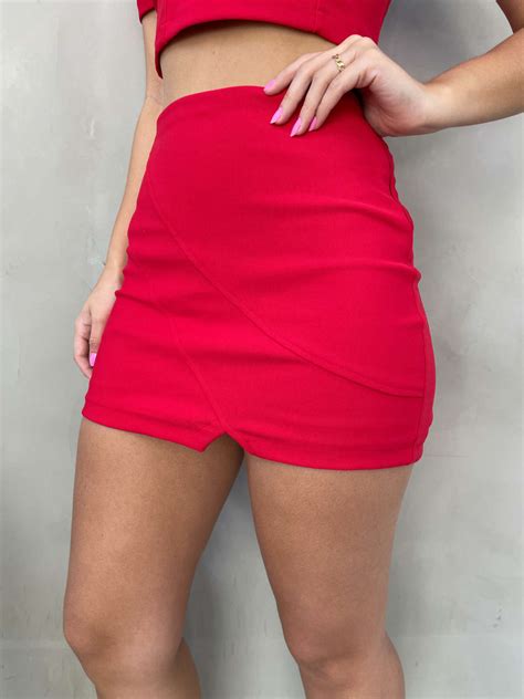 Short Saia Neoprene Vincos Fenda Vermelho Lavinny Store