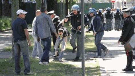 Derby Pro Vercelli Novara Un Tifoso Arrestato Dalla Polizia La Stampa