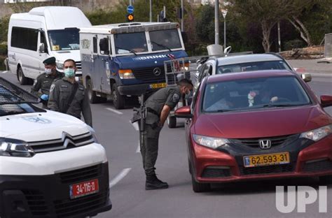 Photo Israeli Border Police Enforce Coronavirus Restrictions