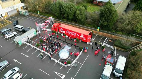 In Pictures Coca Cola Christmas Lorry Brings The Crowds In Rubery