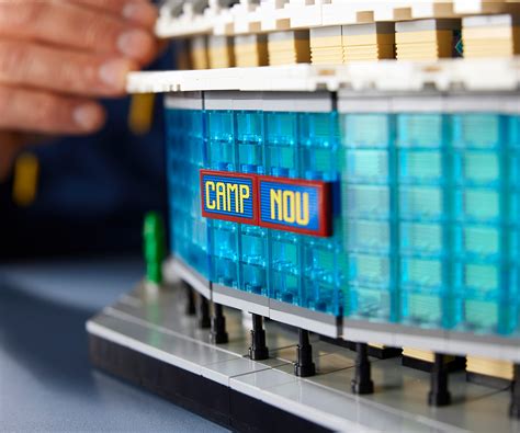 Игрален комплект конструктор ЛЕГО Icons Sport 10284 - Camp Nou – FC ...