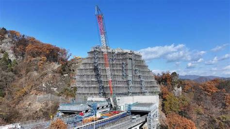 高速道路のトンネル直上70mの崖で岩塊掘削に挑む（大林組 プロジェクト最前線「上信越自動車道（落石対策）北野牧（その1・2）工事」）｜pr