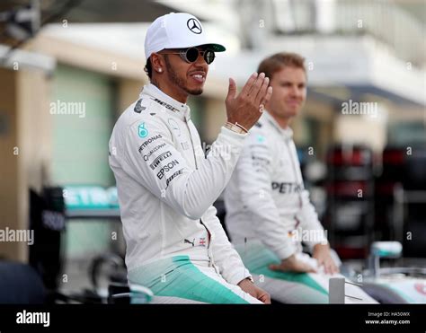 Mercedes Lewis Hamilton Mit Teamkollege Nico Rosberg Gegen Ende Des Jahres Mannschaftsfoto Vor