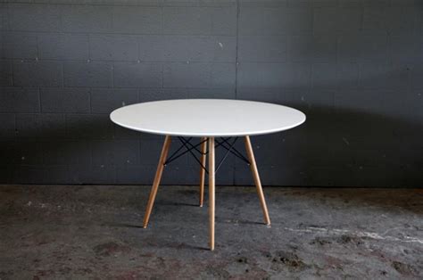 Round Kitchen Table With Light Wood Legs In Gloss White Artappel