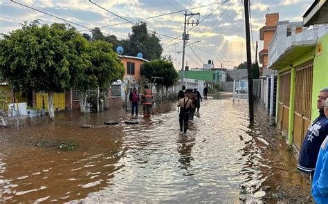 Edo Mex Fuga de agua crea socavón en la colonia Izcalli Ecatepec La