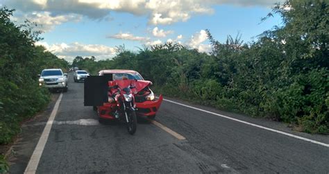 Mulher morre após automóvel bater na traseira de moto em rodovia na