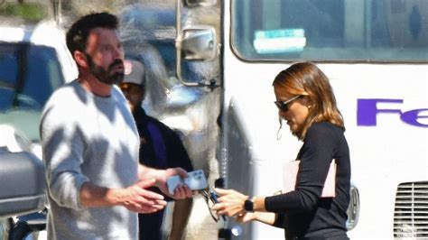 Ben Affleck And Jennifer Garner Prove They Re Very Friendly Exes As He Gives Her A Ride In His