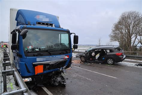 Ettringen Pkw Prallt Bei Gl Tte In Gefahrgut Lkw Zwei Verletzte