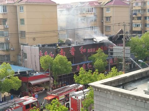 今天下午闵行区黄桦路一沿街饭店楼顶起火 幸无人员伤亡 上海滩 新民网