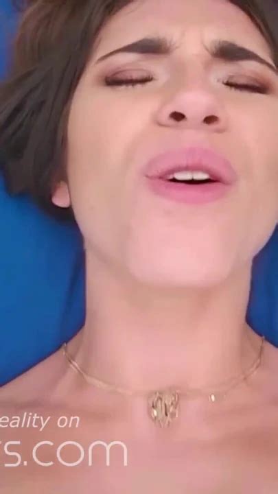 Jaw Dropping Moment From VR Bangers Shaved Pussy Teen Fucks Delivery