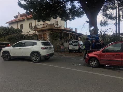 Capo D Orlando Tamponamento A Catena Sulla Statale Due Persone In