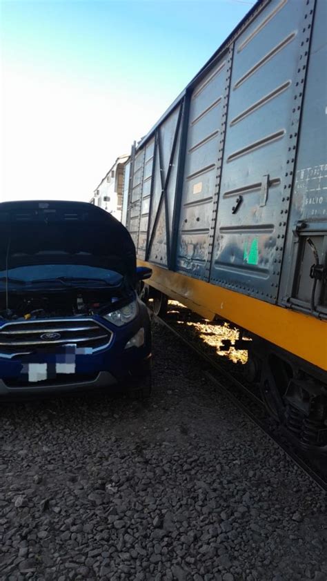 Carcarañá Una camioneta choco con una formación ferroviaria Atento