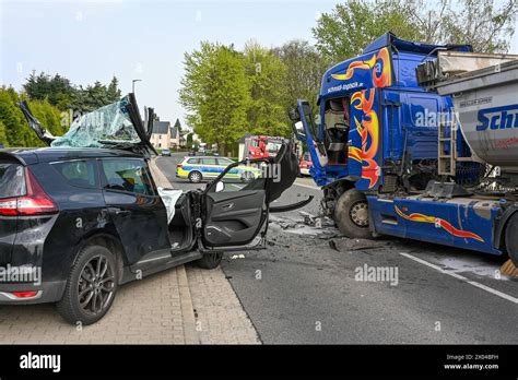 Hartha Frontalcrash Zwischen Lkw Und Auto Auf B Autofahrer Schwer