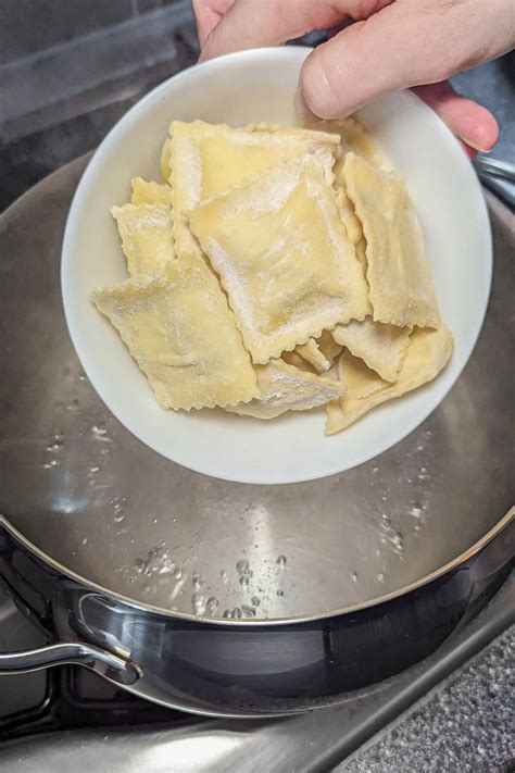 10-minute Creamy Spinach & Cheese Ravioli - Go Cook Yummy