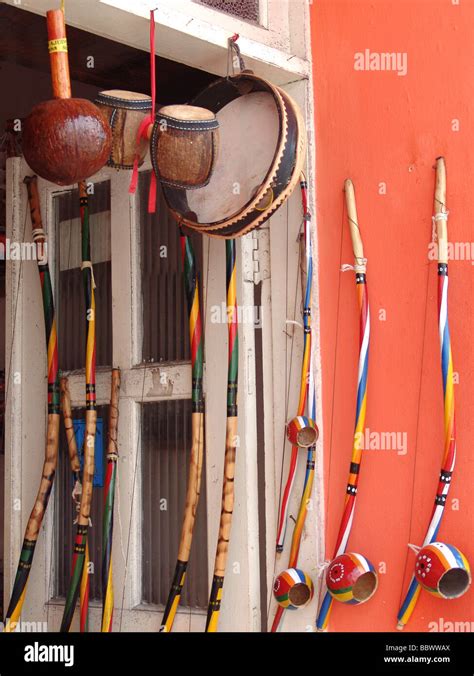 Instrumentos Musicales Tradicionales Típicos Berimbaus En Bahia Brasil