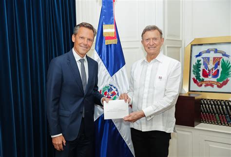 Canciller Roberto Álvarez recibe Copias de estilo de dos nuevos