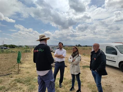 Alberto Garz N Visit El Soto Del Grillo Junto Con La Candidata De Iu