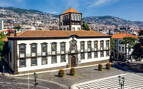 Câmara do Funchal aprova apoios para manuais e material escolar em