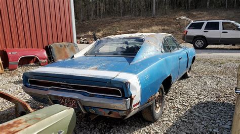 Rare 1970 Dodge Charger R T Pops Up In A Field Rocks Numbers Matching 440 Six Pack Autoevolution