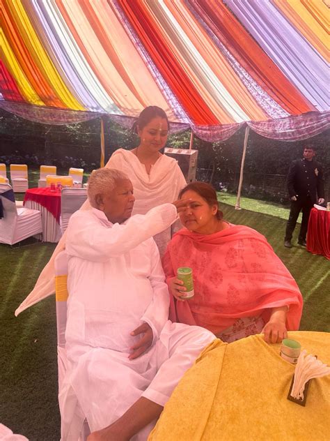 Rjd Leader Lalu Yadav Celebrates Holi With His Wife Rabri Devi And