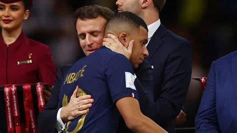 Emmanuel Macron Rangkul Mbappe Setelah Prancis Kalah Di Piala Dunia