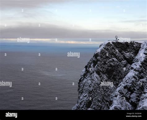 An einer der Nordspitzen von Magerøya liegt das Nordkap ein steil aus