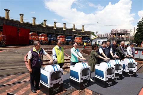 台鐵r200型新柴電機車10日在彰化扇形車庫正式對外亮相。圖為交通部長王國材跟眾嘉賓為r200型新柴電機車舉行揭幕儀式。台鐵局提供