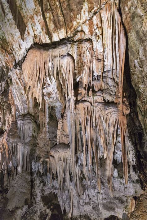 Caverna Para Dentro Estalactites E Estalagmites Foto De Stock