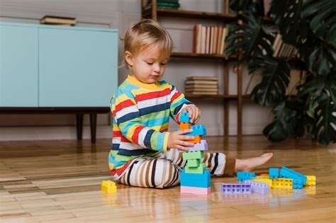 Portrait Petit Gar On Jouant Avec Des Jouets Photo Gratuite