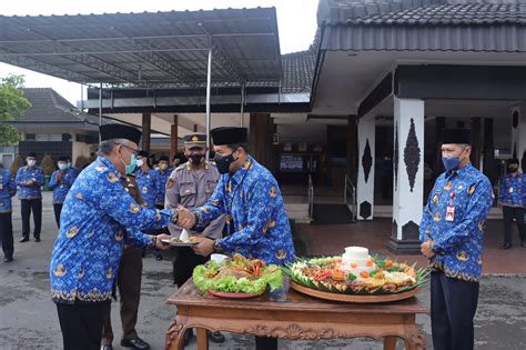 POTONG TUMPENG DAN PENYERAHAN BANTUAN DAN PENGHARGAAN WARNAI PUNCAK