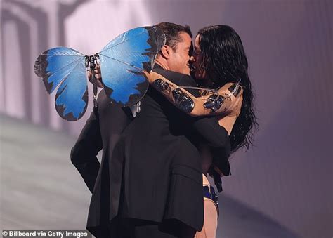 Katy Perry Passionately Kisses Orlando Bloom On The VMAs Stage And ...