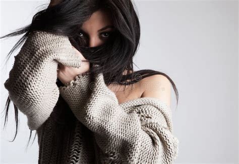 Reizend Brunette Der Ihr Gesicht Durch Haar Versteckt Stockfoto Bild