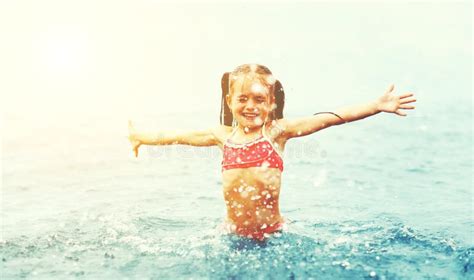 La Fille Heureuse Joue En Mer Sur La Plage Tropicale Image Stock