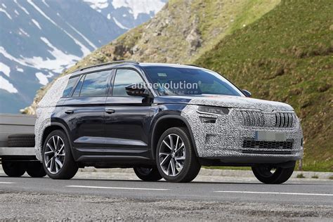 Skoda Kodiaq Facelift Makes Spyshots Debut With New Bumper Autoevolution