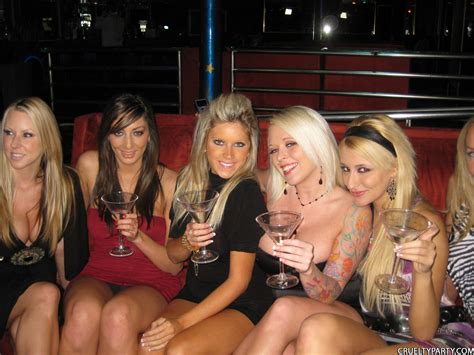 Spring Break Lets These College Sluts Cut Loose Porn Pictures XXX